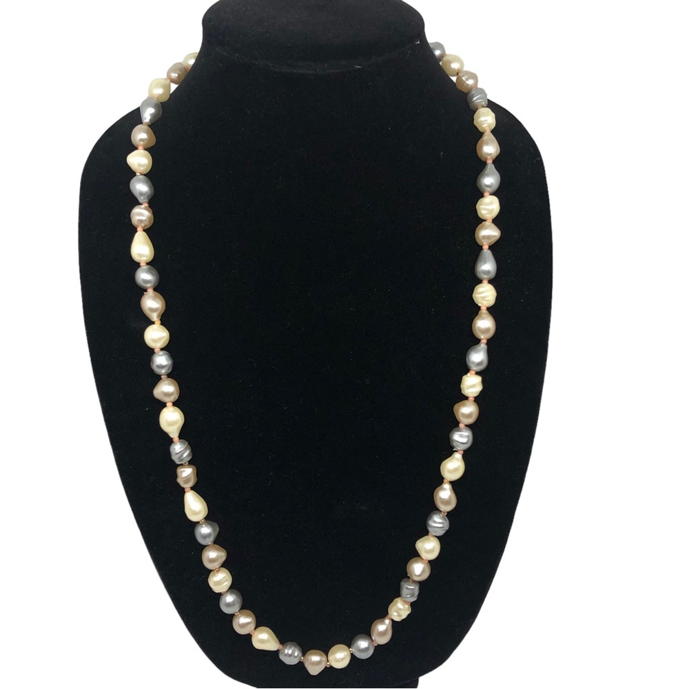 Gorgeous Triple Color Faux Pearl Necklace. Gray Tan Cream Opalescent Fin… - Picture 1 of 5